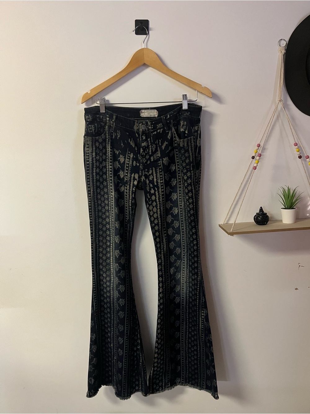 Free People Bali Flare Jeans, Gorgeous Pattern, Size 29